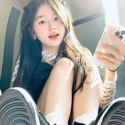 红色汽车公路狂飙